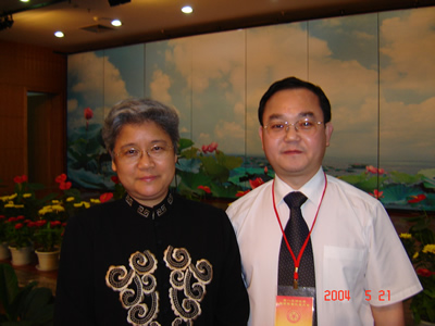 與時(shí)任中國僑聯(lián)副主席唐聞生